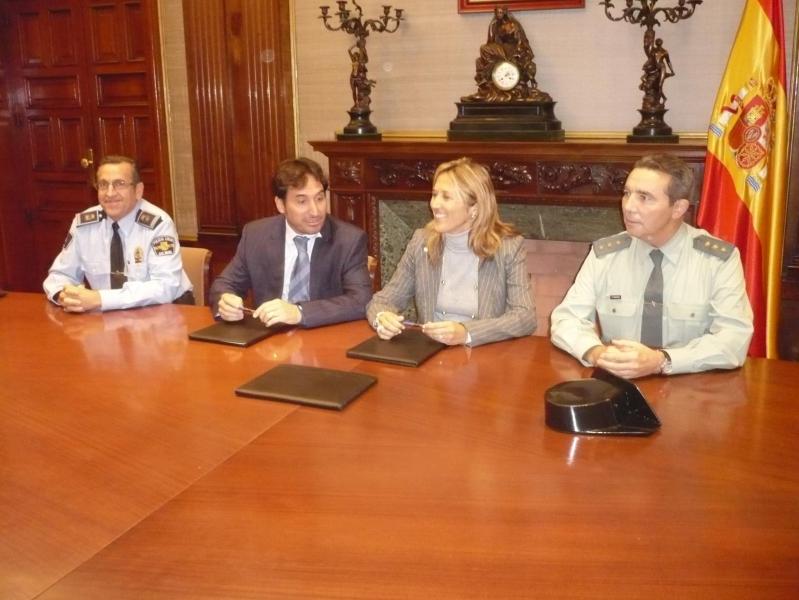 Teresa Palmer y Manuel Onieva, en la firma del acuerdo