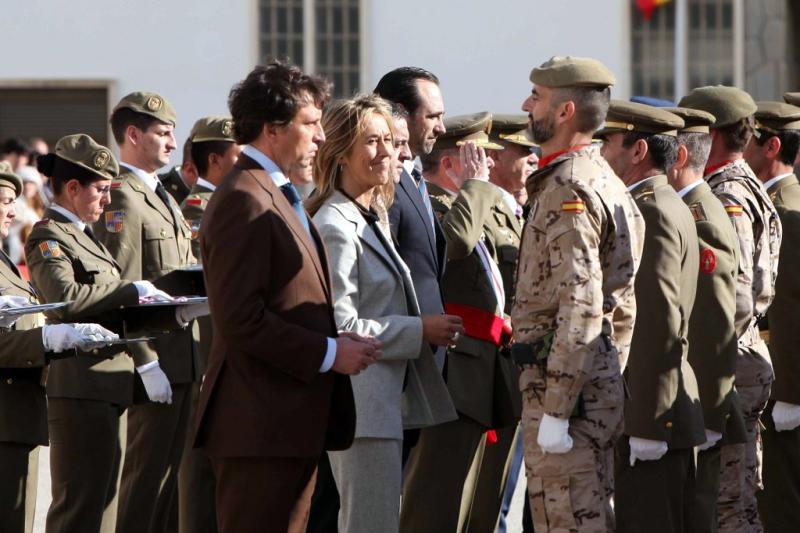 Teresa Palmer junto al resto de autoridades saludando a las tropas