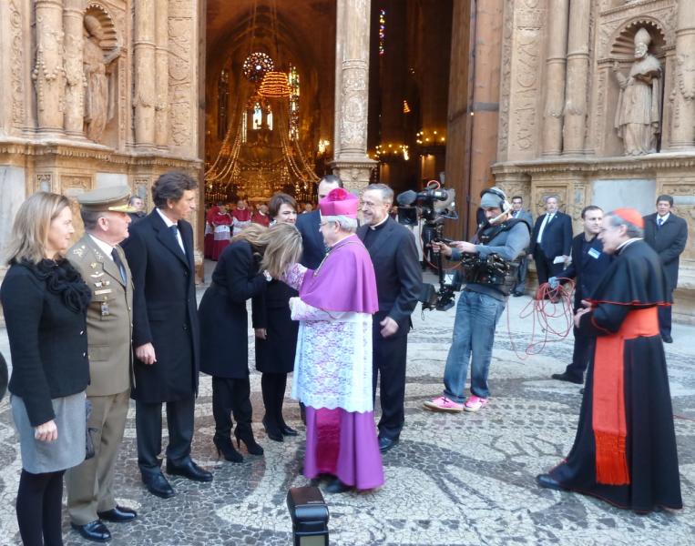 Palmer en el momento de saludar al obispo en la puerta de La Seu