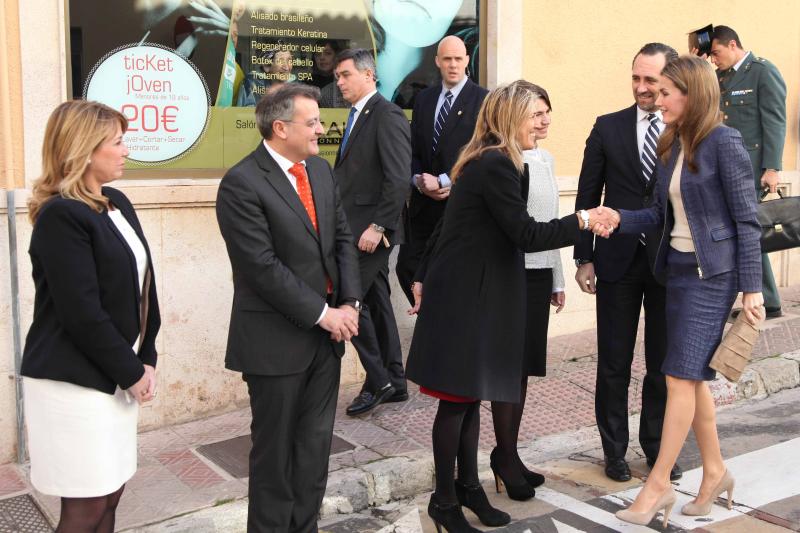 Teresa Palmer saluda a la Princesa de Asturias a su llegada al Teatro Principal de Mahón