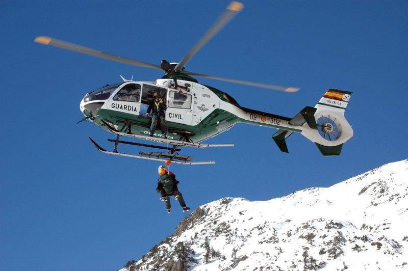 El helicóptero de la Guardia Civil, durante un rescate