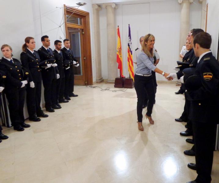 Palmer saludando a los nuevos policías que se incorporan a las Islas