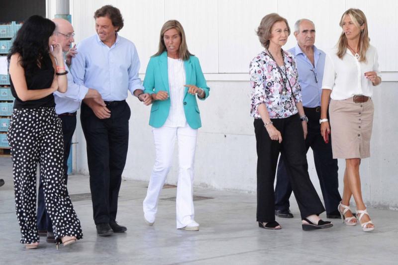 Palmer pasea junto a Doña Sofía en presencia de Isern, Mato y Fernández