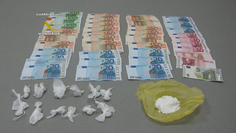 El dinero y la droga incautados tras las detenciones