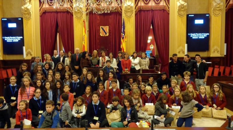 Palmer, Durán y Fernández junto a los niños en el Parlament