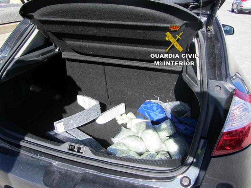 El maletero del vehículo con la droga incautada