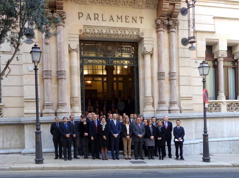 Autoridades y diputados en el minuto de silencio en el Parlament