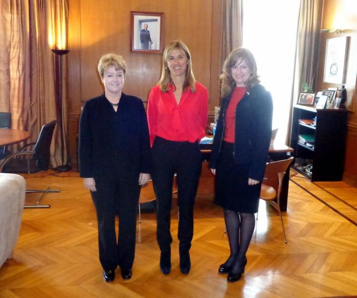 Kathleen Hennesey, Teresa Palmer y Kimberly Marshall en el despacho de la delegada