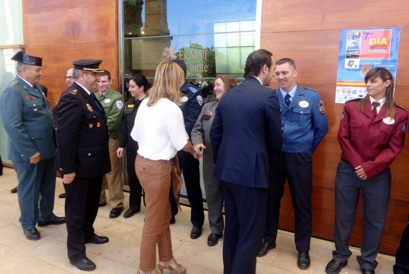 Bauzá, Palmer, Jarabo y Barceló saludando a representantes de la seguridad privada