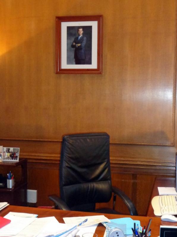 El retrato de Felipe VI en el despacho de la delegada del Gobierno