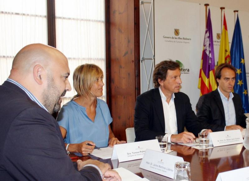 Palmer, entre el conseller Martínez, Isern y Gijón