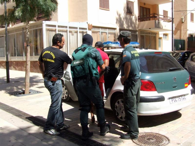 La Guardia Civil se lleva detenido a uno de los implicados
