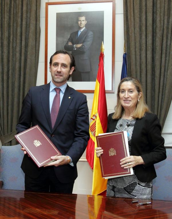 El president Bauzá y la ministra Pastor, tras la firma