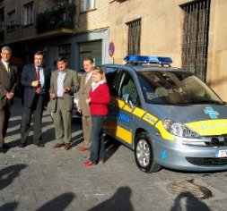 El Delegado del Gobierno, José Antonio Ulecia, entrega los coches de Tráfico a los Alcaldes de Logroño y Alfaro y al Concejal de Seguridad de Haro. 
