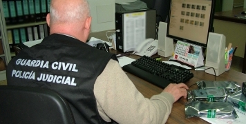 La Guardia Civil detiene a un logroñés e imputa a otro por tenencia y distribución de pornografía infantil.
