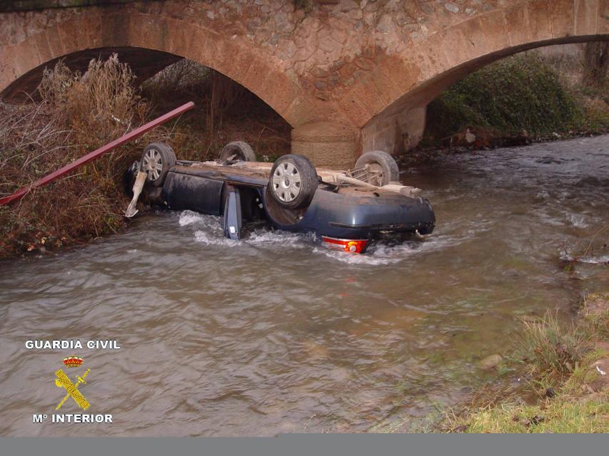 La Guardia Civil salva la vida a un joven que cayó al río con su coche. 
