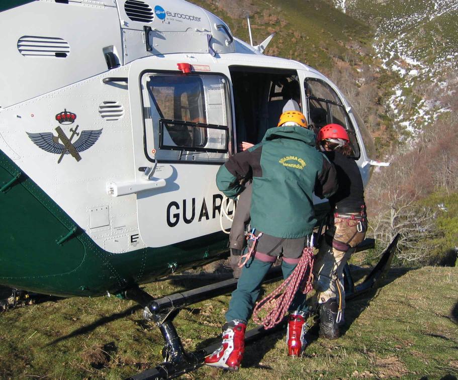 El Equipo de Rescate e Intervención en Montaña de la Guardia Civil rescata a una esquiadora en la zona del San Lorenzo.
