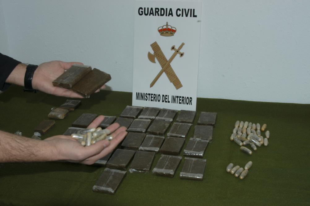 La Guardia Civil detiene a tres personas en Calahorra, con 3,5 kilos de hachís.