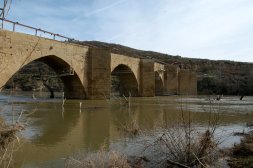 El Delegado del Gobierno visita las obras  de recuperación del Puente  medieval de Briñas.