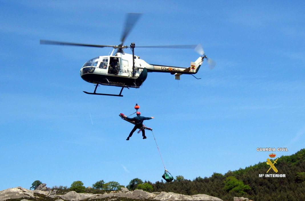 El Equipo de Rescate e Intervención en Montaña y la Unidad de Helicópteros de la Guardia Civil rescatan a un senderista herido grave en Torrecilla en Cameros.
