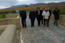 El Delegado del gobierno visita en Haro las obras de rehabilitación y consolidación del Puente de Briñas y las correspondientes al “Plan E”.   