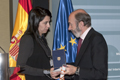 El ministro del Interior impone la Medalla al Mérito de la Seguridad Vial a un guardia civil de tráfico muerto en La Rioja en acto de servicio. 