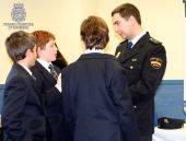 Funcionarios del Cuerpo Nacional de Policía de Logroño imparten charlas sobre seguridad en Internet en relación con los menores.
