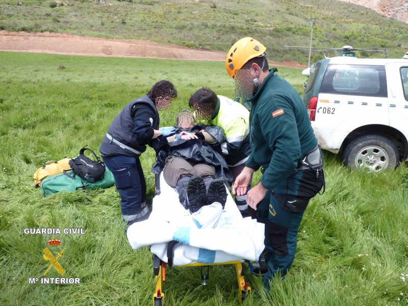 El Equipo de Rescate e Intervención en Montaña de la Guardia Civil rescata a una excursionista en el monte “Cabeza Parda”.