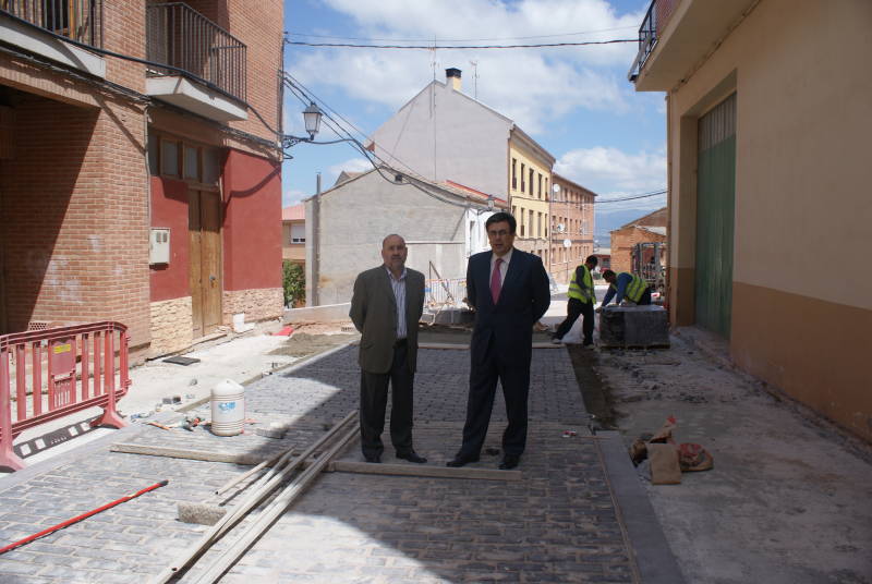 El Delegado del  Gobierno, acompañado por el Alcalde, visita en Navarrete las obras realizadas en la localidad con cargo al Plan E del Gobierno de España.