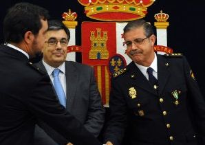 El Delegado del Gobierno impone la condecoración de la Cruz al Mérito Policial a agentes del cuerpo y otros representantes de la sociedad civil.