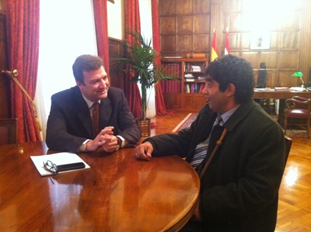 Alberto Bretón con Enrique Jiménez durante el encuentro mantenido esta mañana.