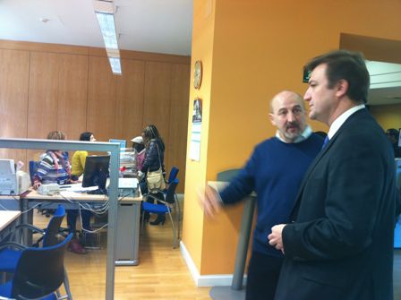 Alberto Bretón durante su visita a la Oficina de Extranjería en Logroño.
