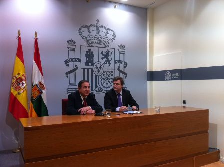De izquierda a derecha, Emilio Carreras y Alberto Bretón durante la rueda de prensa en la Delegación del Gobierno en La Rioja.