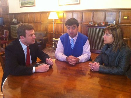 Alberto Bretón durante el encuentro con Manuela Muro y Javier Muñoz
