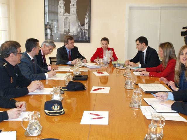 Gamarra y Bretón junto con el resto de asistentes a la Junta Local de Seguridad de Logroño.