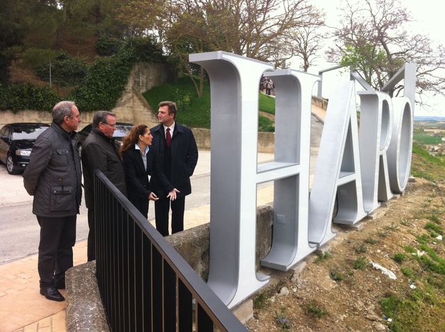 Alberto Bretón, junto con la Directora General de Turismo en La Rioja, Mónica Figuerola, y el alcalde de la localidad de Haro, Patricio Capellán.