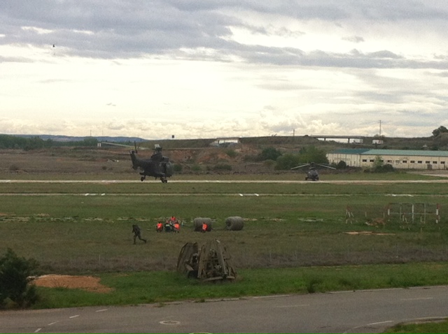 Momento en el que uno de los helicópteros del Batallón se dispone a repostar en marcha y proceder al rescate de un herido.