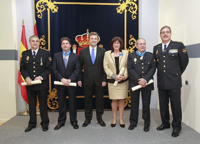 Bretón junto con los galardonados y el Jefe Superior de la JSP de Logroño, Manuel Álverez, que también participó en la entrega de medallas.