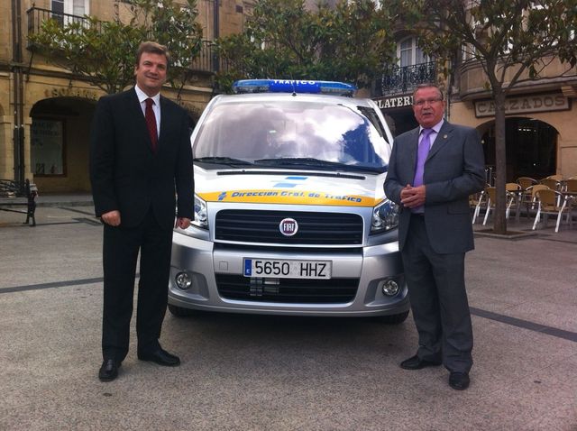 Alberto Bretón junto con el alcalde de Haro, Patricio Capellán, tras la entrega de las llaves del vehículo.