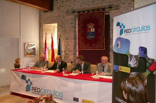 De izquierda a derecha: el alcalde de Santo Domingo de la Calzada, Javier Azpeitia; el presidente de la Red Círculos, José Gómez; el Delegado del Gobierno en La Rioja, Alberto Bretón; y el Consejero de Servicios Sociales, José Ignacio Nieto.