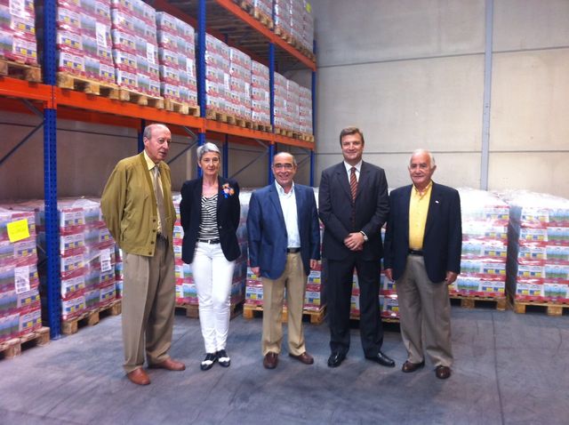 Bretón junto con los presidentes y representantes del Banco de Alimentos y Cruz Roja, y el director de Agricultura de la Delegación de La Rioja, Faustino Manso.