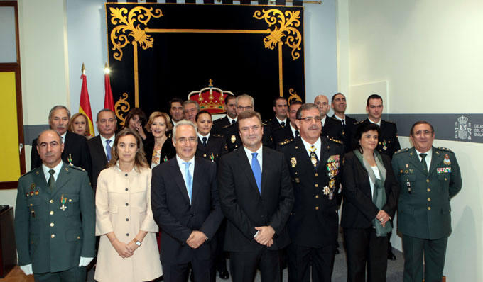 Los condecorados posan junto con el Delegado del Gobierno, Alberto Bretón, y las autoridades que han participado en el acto.