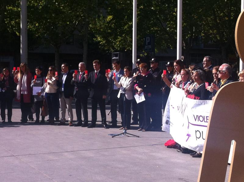 Minuto de silencio de los asistentes, con el Delegado Alberto Bretón, durante el acto en recuerdo a las víctimas en la plaza del Ayuntamiento de Logroño