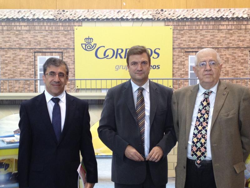 De izquierda a derecha, el Jefe Provincial de Correos en La Rioja, Rafael Farfán; el Delegado del Gobierno en La Rioja, Alberto Bretón; y el Presidente de Fesofi, Fernando Aranaz.
