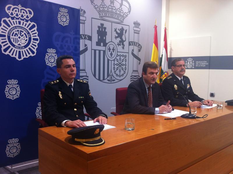 De izquierda a derecha en la mesa: Cejudo, Bretón y Álvarez
