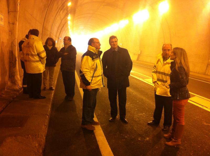 El Delegado del Gobierno, Alberto Bretón, junto con los responsables del simulacro en el interior del túnel de Piqueras