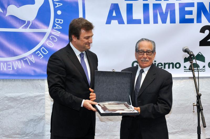 Alberto Bretón entrega el reconocimiento a Jaime Romero, en reconocimiento a su labor de voluntario durante años