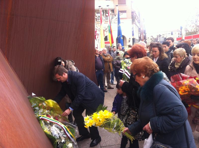 Bretón deposita las flores en el Monumento a las Víctimas