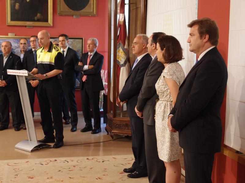 Bretón, junto con el resto de autoridades, durante la toma de posesión del nuevo Jefe de la Policía Local de Logroño