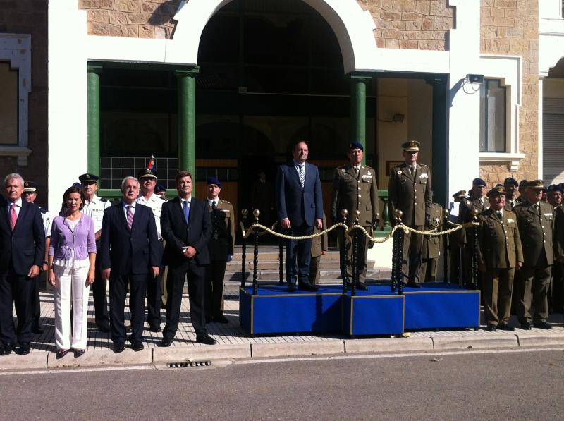 Bretón presencia, junto con el resto de autoridades civiles y militares, el desfile de efectivos de la Base de Agoncillo